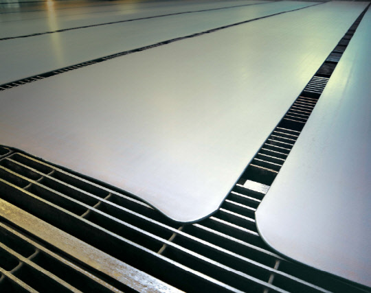 선박 가격 상승에도 불구하고 조선업체들의 원자재 가격 부담이 커지고 있다. 사진은 포스코의 조선용 후판. <포스코 제공>